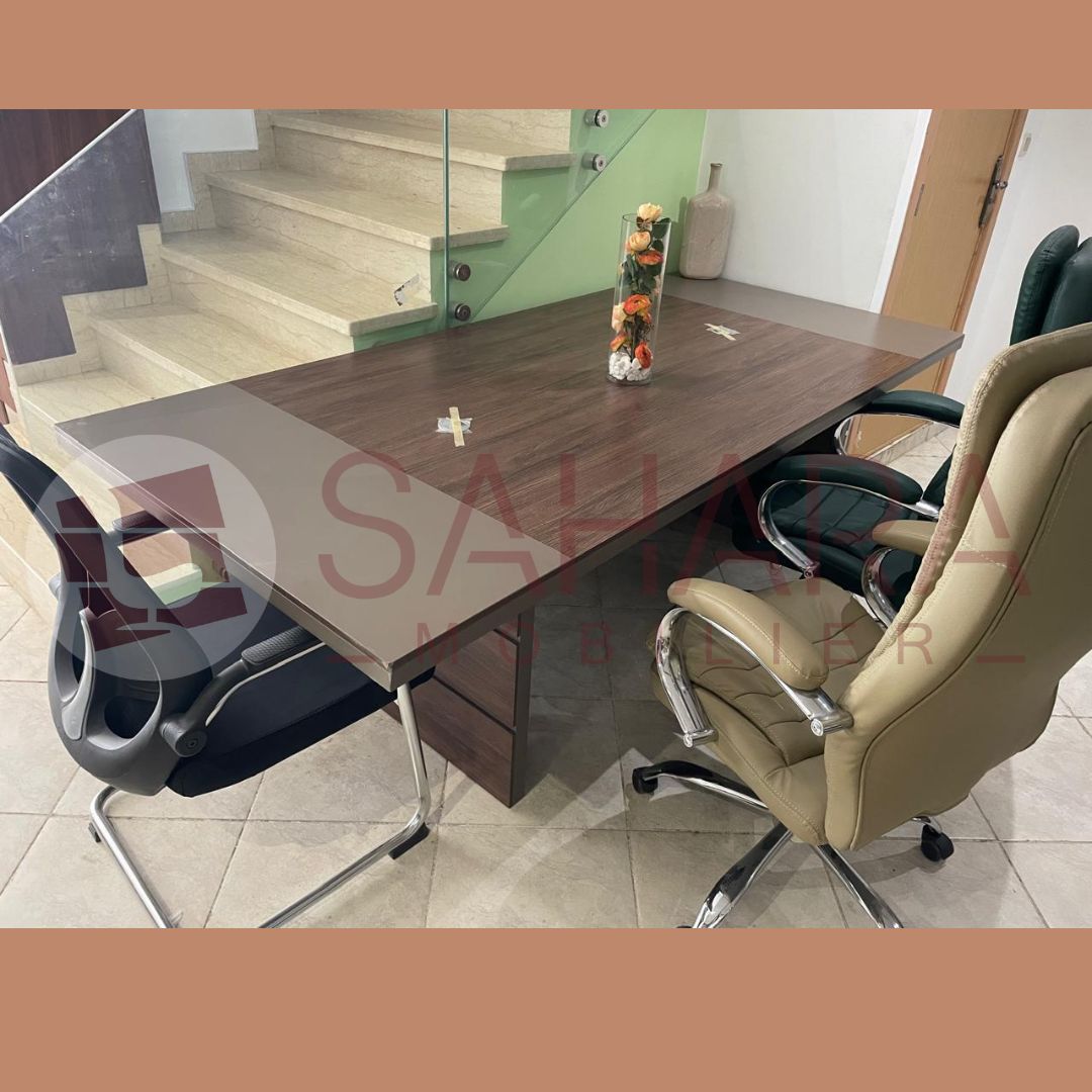 table de réunion rectangulaire, avec piétement en bois expos d'un showroom avec des fauteuil en simili cuir et un fauteuil visiteur en MeSH